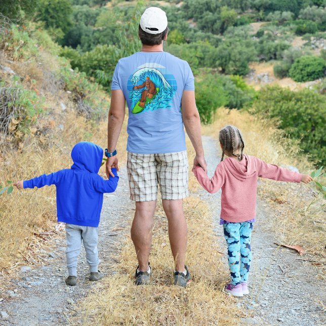 Bigfoot Surfen Reiten Die Wellen Spaß Sasquatch T-Shirt (Von Creator hochgeladen)