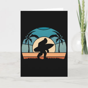 Bigfoot-Surfer am Strand surft Vintage Bigfoo Karte