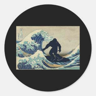 Bigfoot surft auf der Großen Welle vor Kanagawa Runder Aufkleber