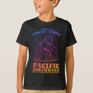 Bigfoot Surft I Auf Nebeligen Gezeiten Pazifischer T-Shirt