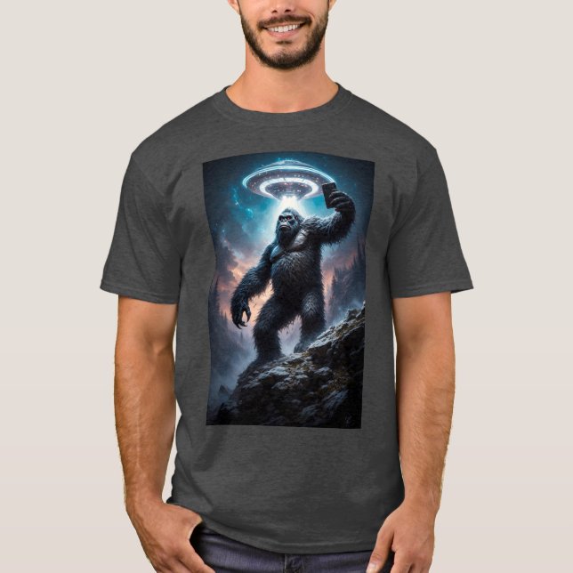 Bigfoot taking a Selfie with UFOs T-Shirt (Vorderseite)