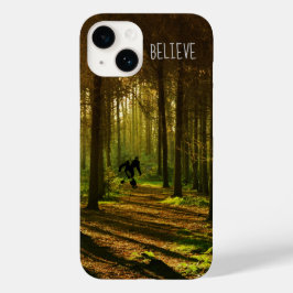 Bigfoot Tennis Player im Wald Case-Mate iPhone 14 Hülle