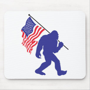 Bigfoot trägt die amerikanische Flagge Mousepad
