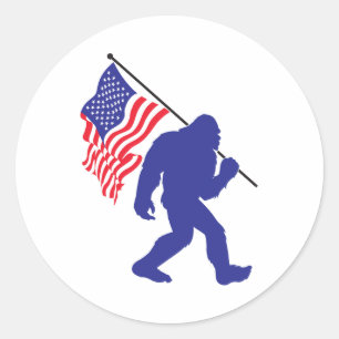 Bigfoot trägt eine amerikanische Flagge Runder Aufkleber