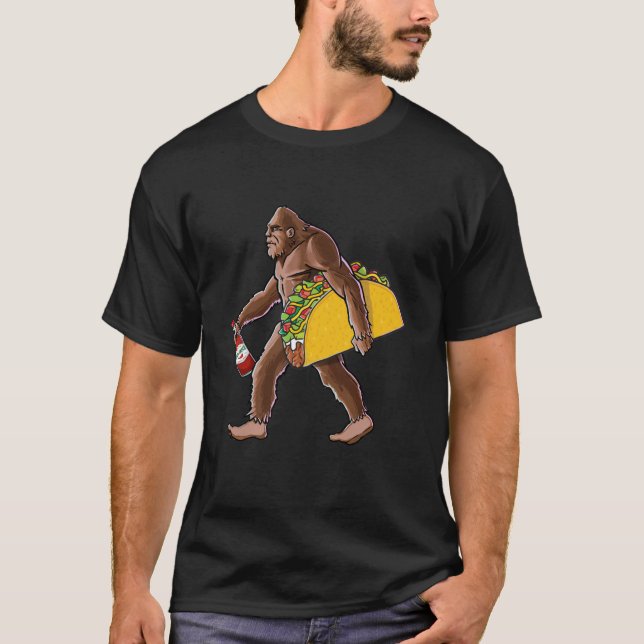 Bigfoot trägt einen Taco und eine Flasche heißer S T-Shirt (Vorderseite)