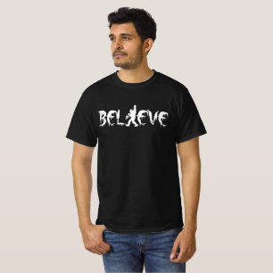 Bigfoot trägt Weihnachtsbaum Frohe Weihnachten T-Shirt
