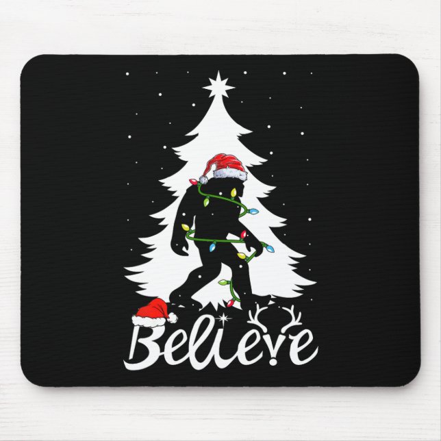 Bigfoot trägt Weihnachtsbaum Sasquatch-Gläubiger Mousepad (Vorne)