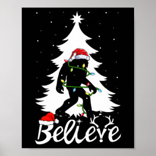 Bigfoot trägt Weihnachtsbaum Sasquatch Gläubiger Poster