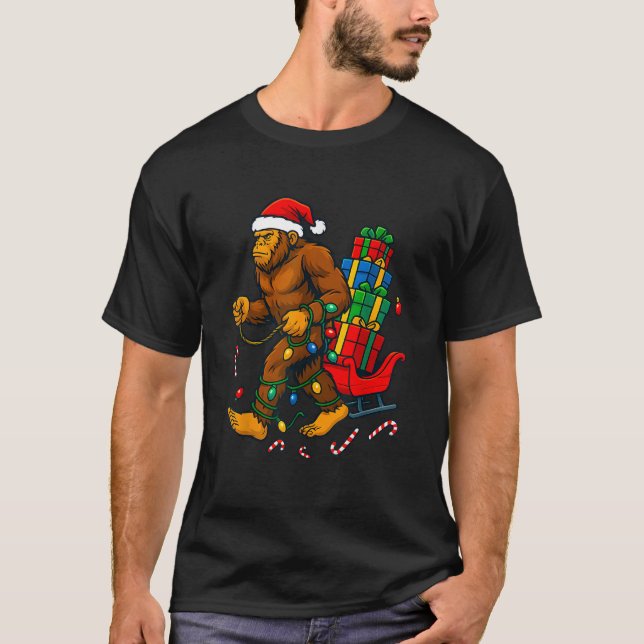 Bigfoot Tree Christmas Lights Snowflake Holiday Ca T-Shirt (Vorderseite)