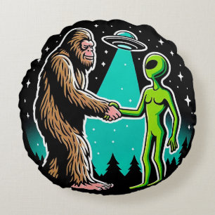 Bigfoot trifft Alien Rundes Kissen