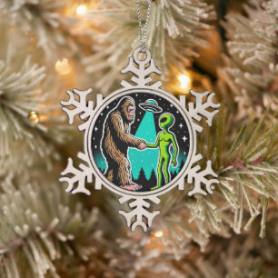 Bigfoot trifft Alien Schneeflocken Zinn-Ornament