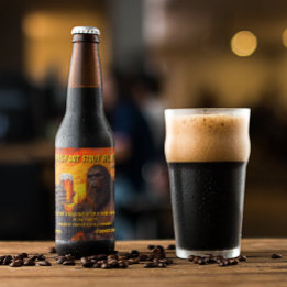 Bigfoot trinken bei Sonnenuntergang ein Bier Bierflaschenetikett
