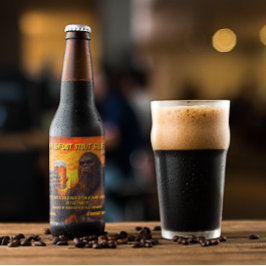 Bigfoot trinken bei Sonnenuntergang ein Bier Bierflaschenetikett