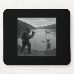 Bigfoot und Alien am Loch Ness _1 Mousepad