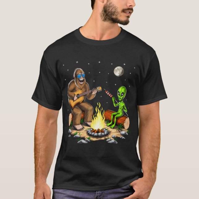 Bigfoot und Alien Camping T-Shirt (Vorderseite)