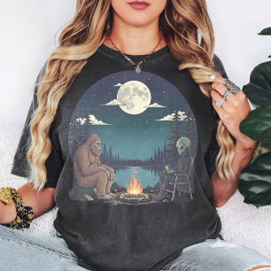 Bigfoot und Alien Lagerfeuer Mondsee-Kunst T-Shirt