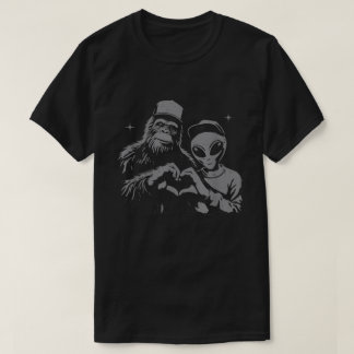 Bigfoot und Alien Sasquatch Liebe Handzeichen T-Shirt