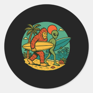 Bigfoot und Alien surfen auf Vintage-Strandkunst S Runder Aufkleber