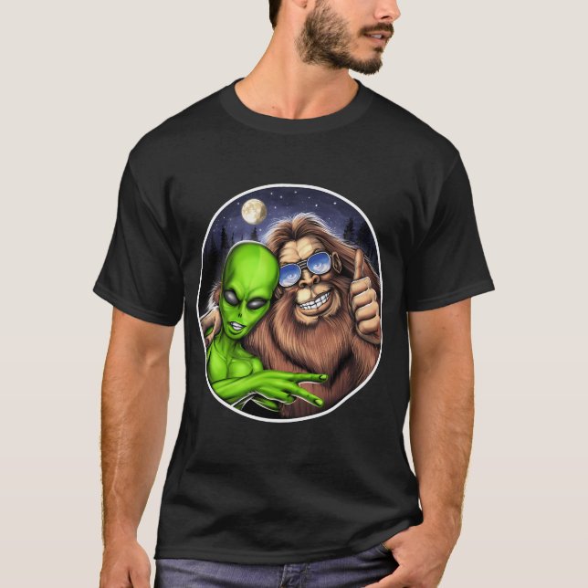 Bigfoot und Alien T-Shirt (Vorderseite)