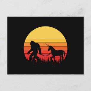 Bigfoot und Einhorn in einem Retro-Design Postkarte