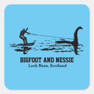 Bigfoot und Nessie Loch Ness Personalisiert Text Quadratischer Aufkleber