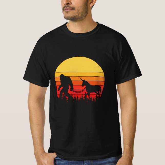 Bigfoot und Unicorn in einem Retro-Design T-Shirt (Vorderseite)