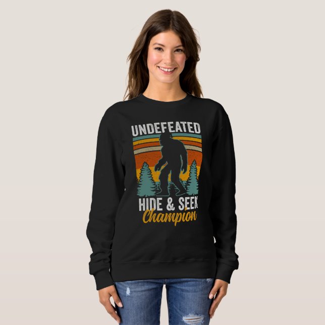 Bigfoot Undefeated Hide & Seek Champion Sweatshirt (Vorne ganz)