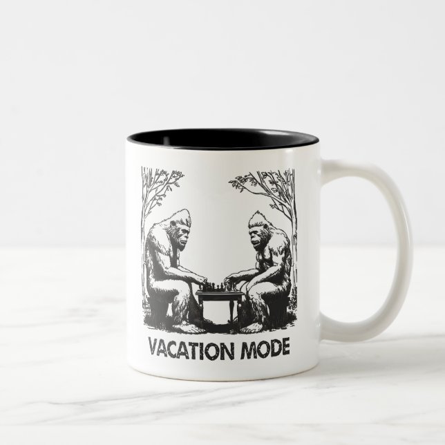 Bigfoot Vacacation Mode Schach Zweifarbige Tasse (Rechts)