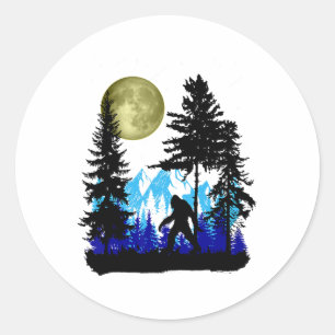 Bigfoot versteckt sich unter Vollmond für Sasquatc Runder Aufkleber