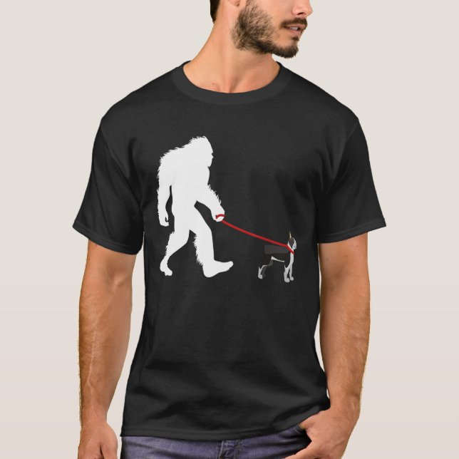 Bigfoot Walking Boston Terrier T-Shirt (Vorderseite)