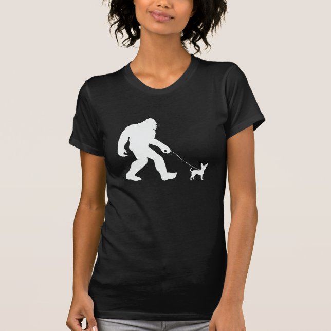 Bigfoot Walking Chihuahua T-Shirt (Vorderseite)