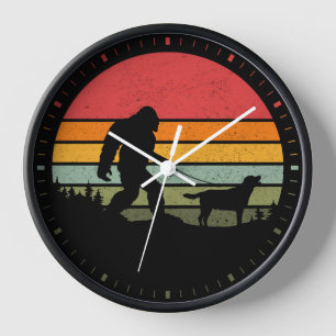 Bigfoot Walking Labrador Retriever Dog Vintag Uhr