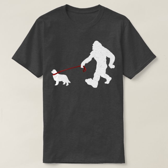 Bigfoot Walking mit Neufundland Dog Funny Bigfoo T-Shirt (Design vorne)