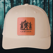 Bigfoot-Wanderer mit Bäumen und Bergen-Monogramm 