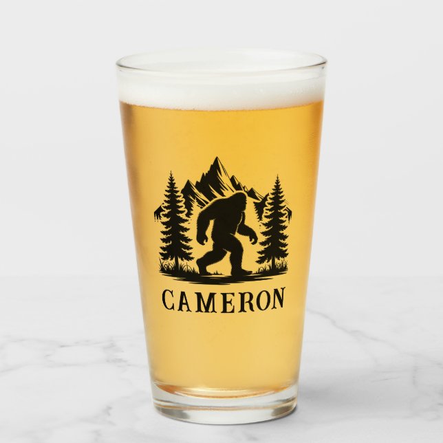 Bigfoot-Wanderer mit Bäumen und Bergen-Monogramm  Glas (Vorne (Gefüllt))