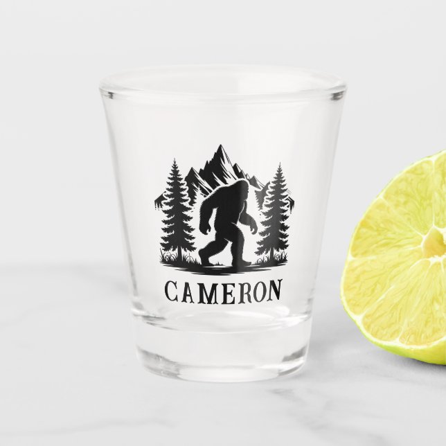 Bigfoot-Wanderer mit Bäumen und Bergen-Monogramm  Schnapsglas (Vorderseite)