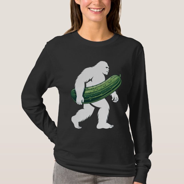 Bigfoot with Cucumber for Adventurous Campers and  T-Shirt (Vorderseite)