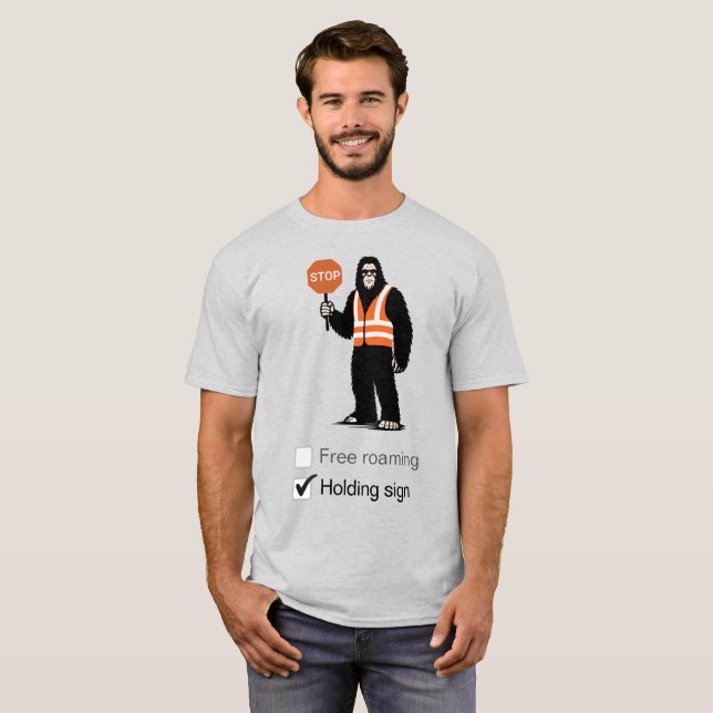 Bigfoot works as a traffic controller T-Shirt (Vorne ganz)