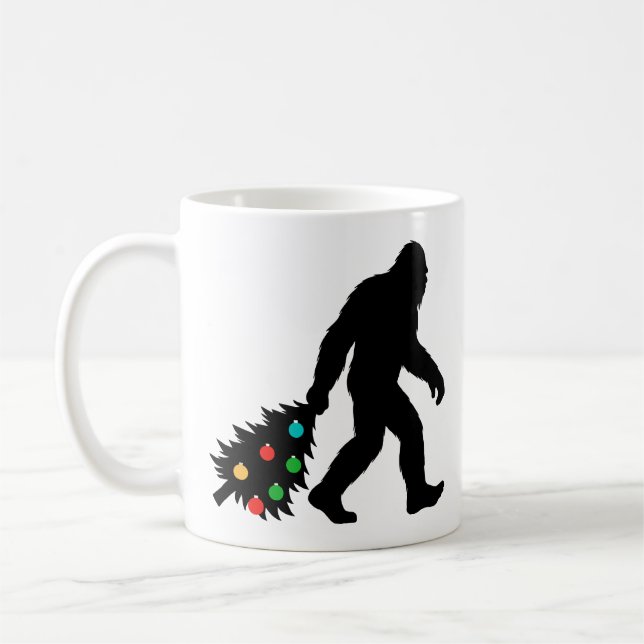 Bigfoot zieht Weihnachtsbaum  Kaffeetasse (Links)