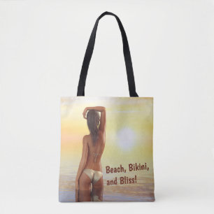 Bikini Girl Posing im Meer bei Sonnenuntergang