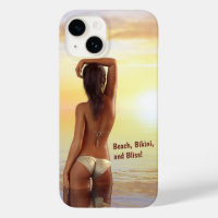 Bikini Girl Posing im Meer bei Sonnenuntergang