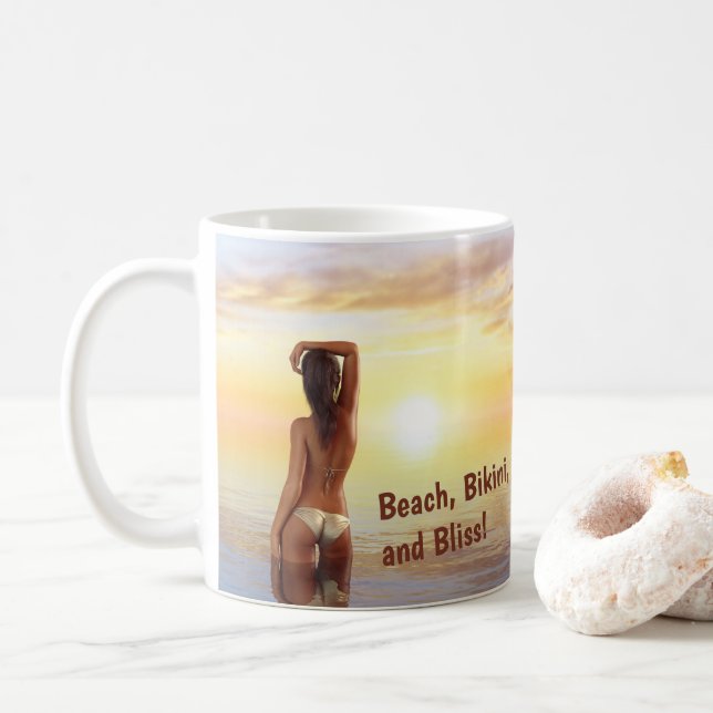 Bikini Girl Posing im Meer bei Sonnenuntergang Kaffeetasse (Mit Donut)