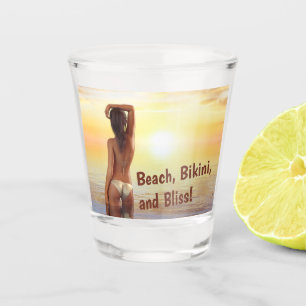 Bikini Girl Posing im Meer bei Sonnenuntergang Schnapsglas