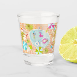 Bikini-Girls und Typ spielen Schwimmbadspiel Schnapsglas