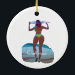 Bikini Hintern Beach Girl Thunder_Cove Keramik Ornament<br><div class="desc">Curvacous Bikini Hintern Beach Girl mit großem Hut zum Anpassen,  personalisieren,  indem Sie Ihren Namen ändern</div>