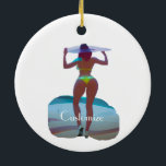 Bikini Hintern Beach Girl Thunder_Cove Keramik Ornament<br><div class="desc">Curvacous Bikini Hintern Beach Girl mit großem Hut zum Anpassen,  personalisieren,  indem Sie Ihren Namen ändern</div>