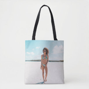 Bikini mit stehendem Sand