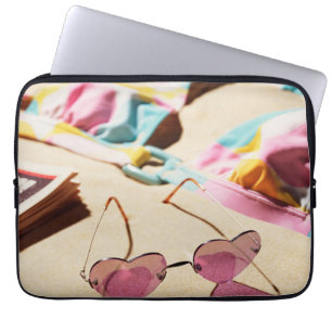 Bikini-Spitzen-und Herz-Form-Sonnenbrille auf Laptopschutzhülle