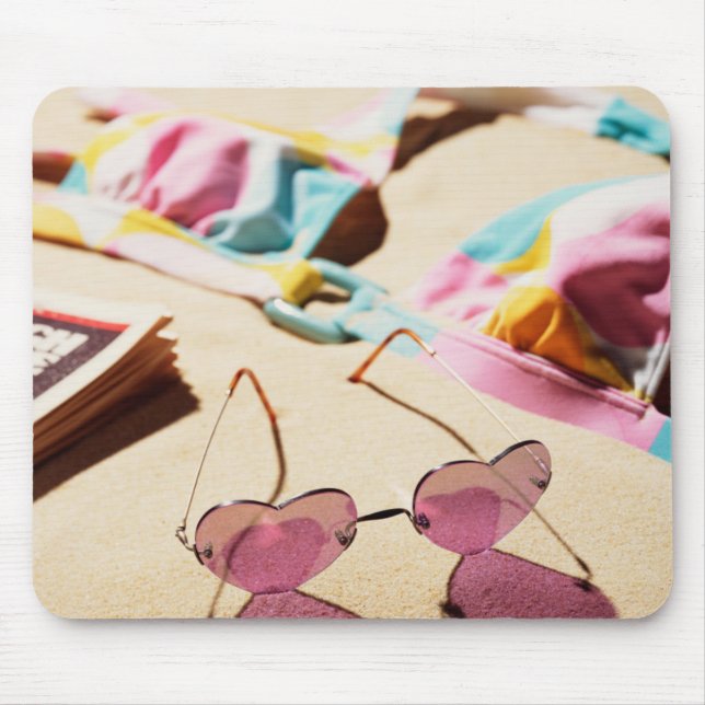Bikini-Spitzen-und Herz-Form-Sonnenbrille auf Mousepad (Vorne)