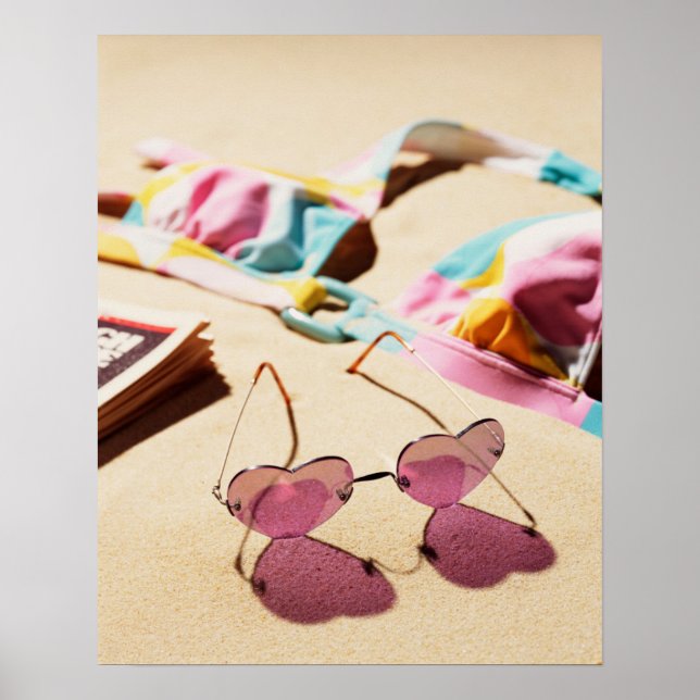 Bikini Top und Herz Form Sonnenbrille am Strand Poster (Vorne)